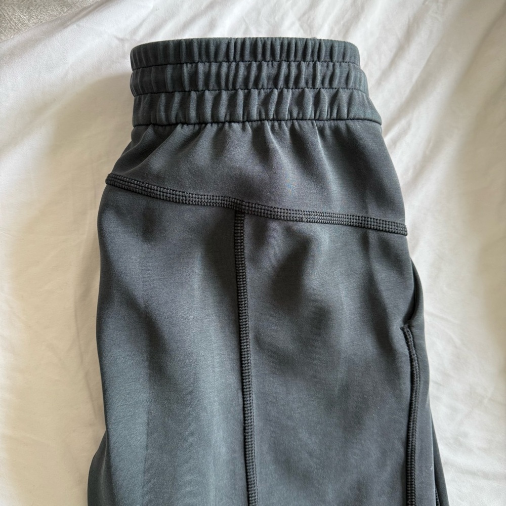 Lululemon Athletica black cropped pants